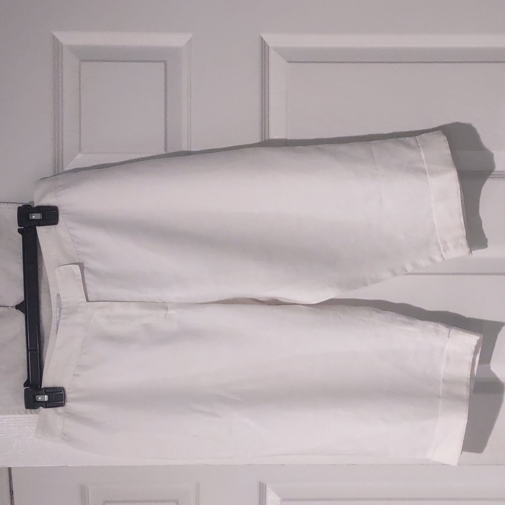Nine West white 100% linen size 8 Bermuda shorts.